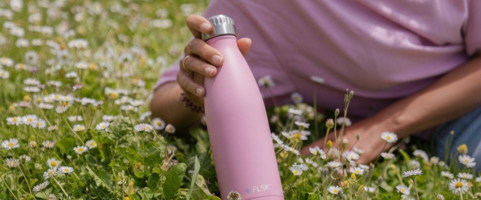 Funktionelle Trinkflaschen und Thermobecher in bunten Farben